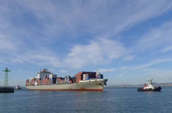 深圳港口作為中國(guó)非常繁忙的港口之一，其貨代業(yè)務(wù)也得到了蓬勃發(fā)展