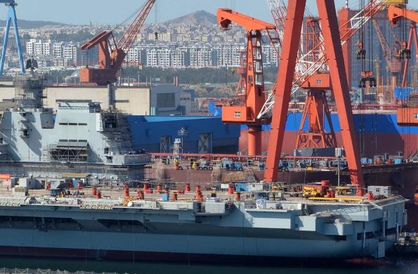 國際貨運在全球化時代發揮著重要作用，其發展面臨諸多挑戰與機遇