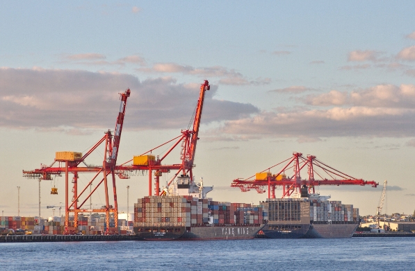 國(guó)際海運(yùn)已形成了龐大的運(yùn)輸網(wǎng)絡(luò)，各類(lèi)船只穿梭于全球各大洋和海峽